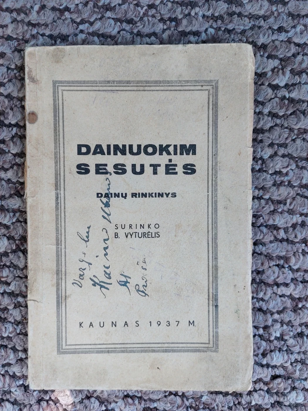 Dainuokim, sesutės