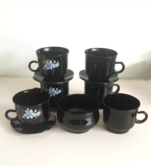 Juodo stiklo puodeliai (6vnt) su lėkštutėmis (5vnt) ir indelis.