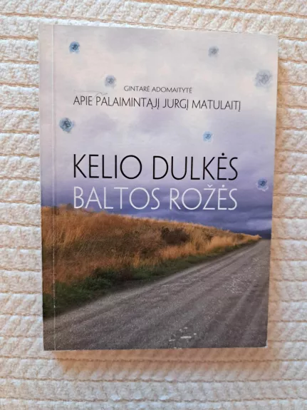 Kelio dulkės, baltos rožės