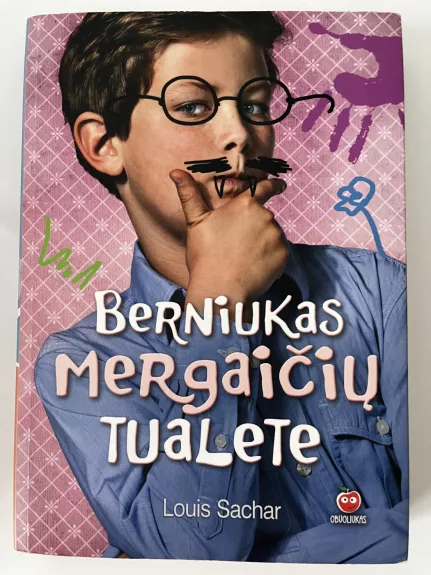 Berniukas mergaičių tualete