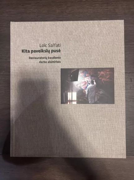 Kita paveikslų pusė: Prano Gudyno restauravimo centro restauratorių kasdienio darbo akimirkos - Loic Salfati, knyga