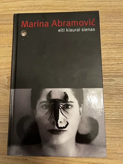 Eiti kiaurai sienas - Marina Abramovic, knyga