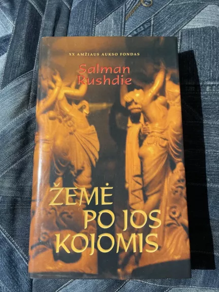 Žemė po jos kojomis