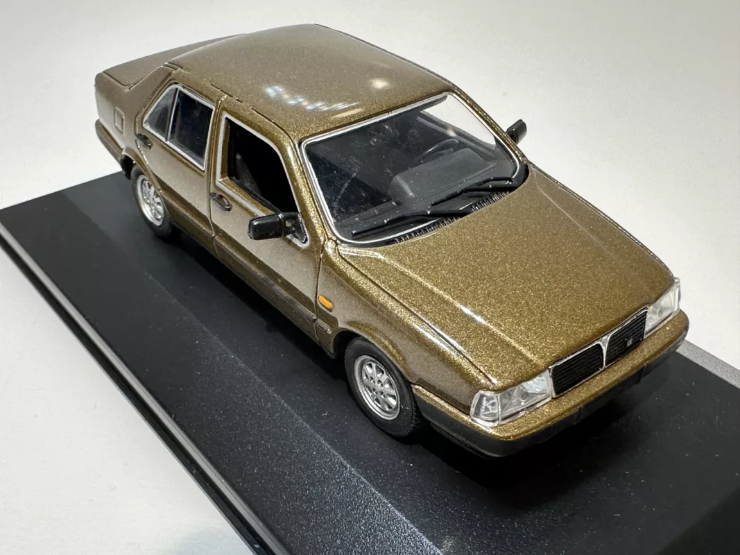 Lancia Thema 1:43 Norev - , namai ir interjeras 6