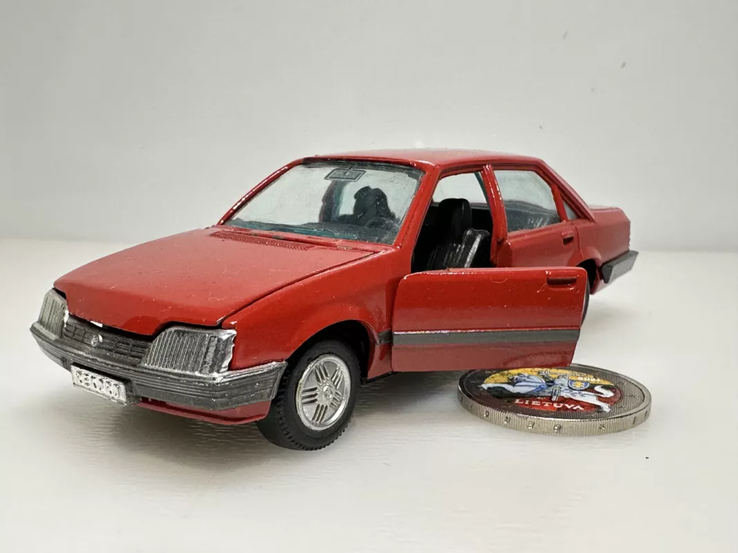 Opel Rekord E2 raudonas 1982-1986 1:43 Gama Western Germany - , namai ir interjeras 2