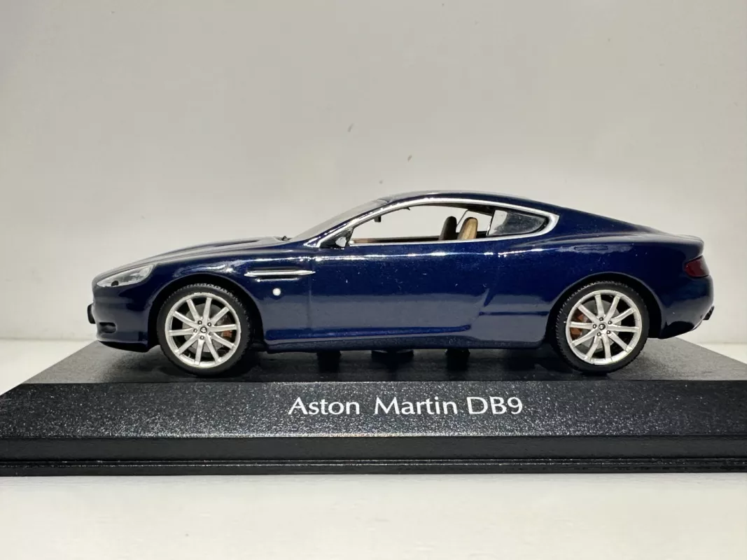 Aston Martin DB9 1:43 Minichamps [defekt] - , namai ir interjeras 4