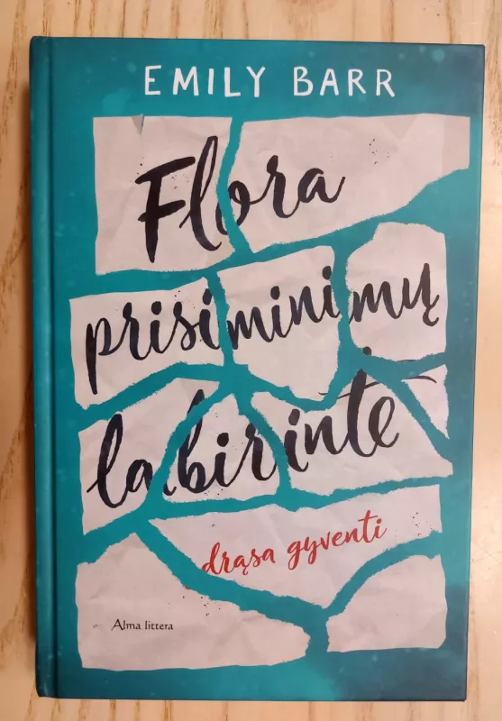 Flora prisiminimų labirinte. Drąsa gyventi - Emily Barr, knyga 2