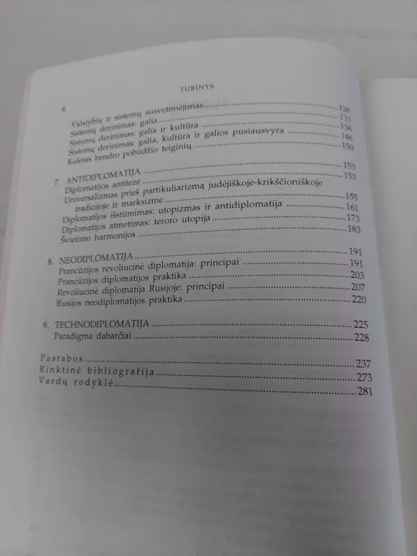 Apie diplomatiją: Vakarų susvetimėjimo genealogija - James Der Derian, knyga 4