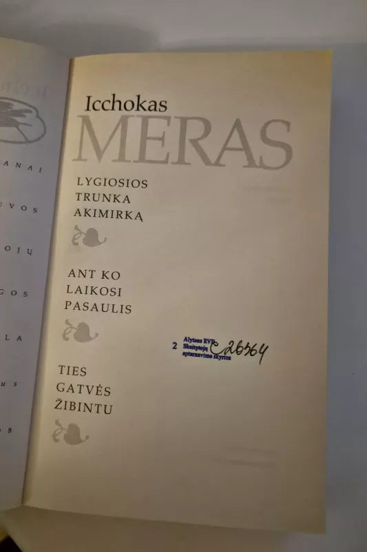 Trys romanai (Lygiosios trunka akimirką. Ant ko laikosi pasaulis. Ties gatvės žibintu) - Icchokas Meras, knyga 3